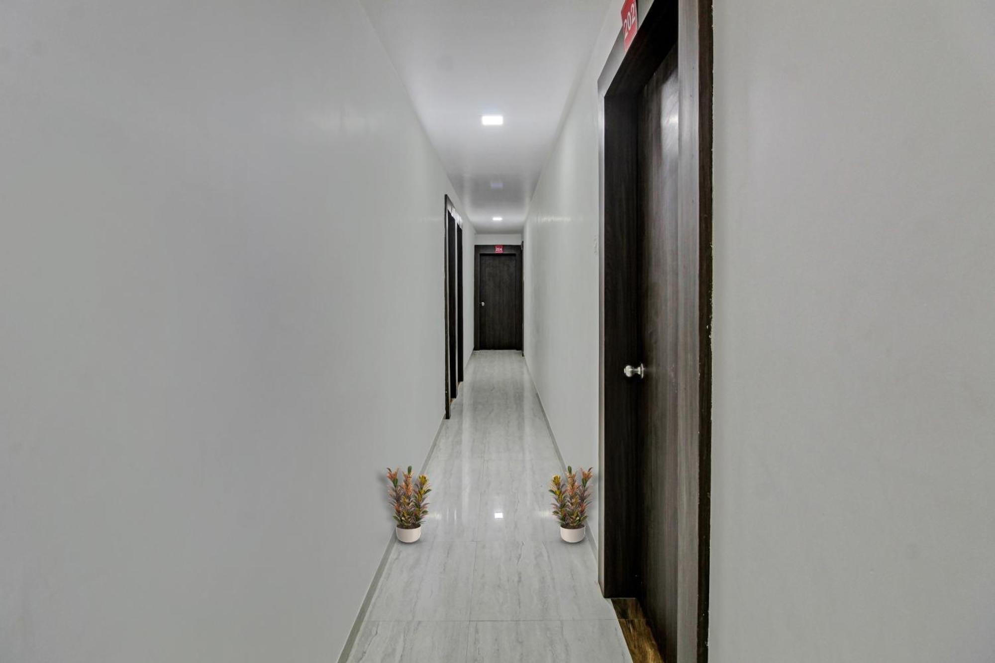 ホテル Collection O Sairaj Lodging & Boarding Shikrapur エクステリア 写真