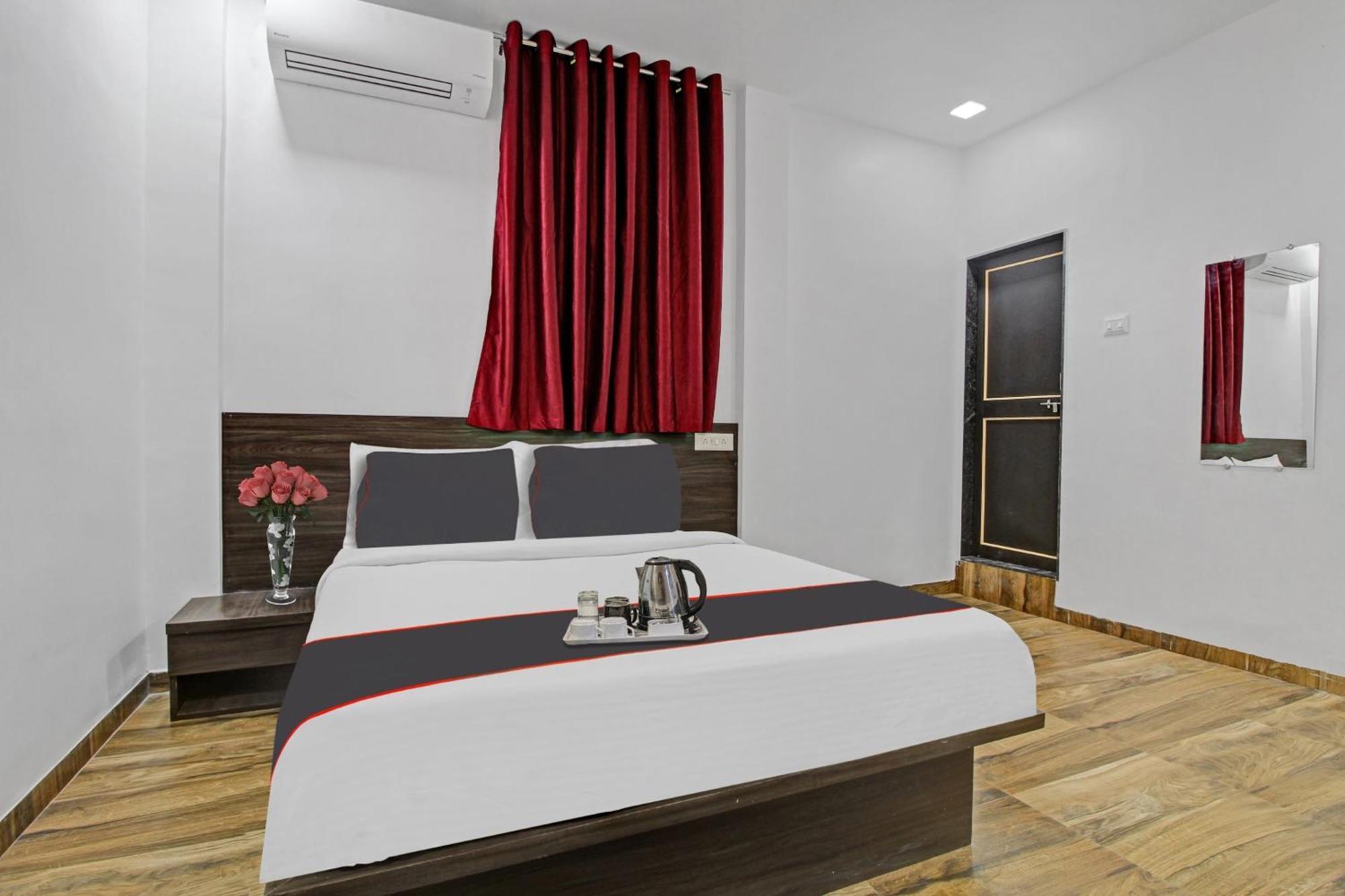 ホテル Collection O Sairaj Lodging & Boarding Shikrapur エクステリア 写真
