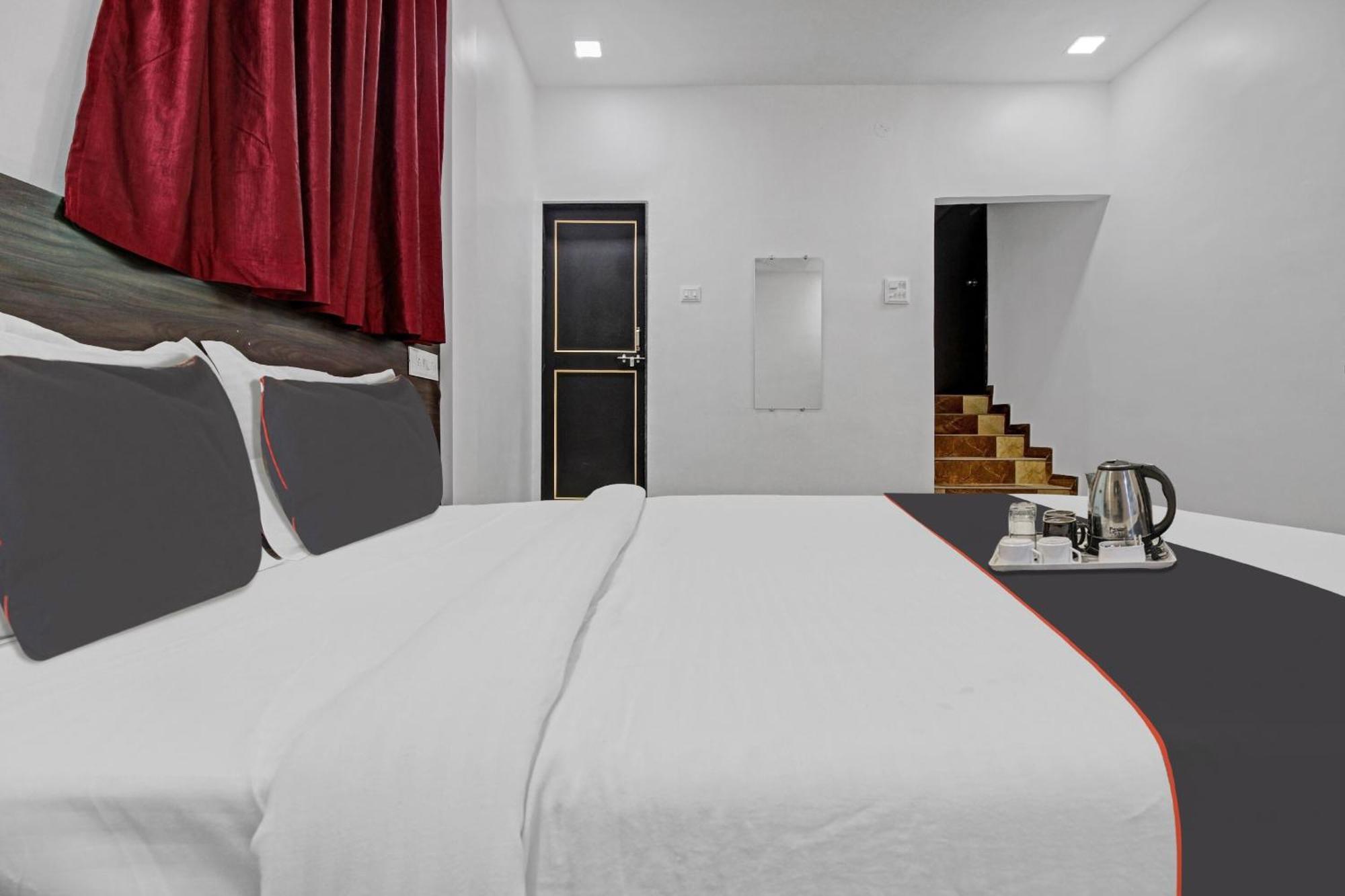 ホテル Collection O Sairaj Lodging & Boarding Shikrapur エクステリア 写真