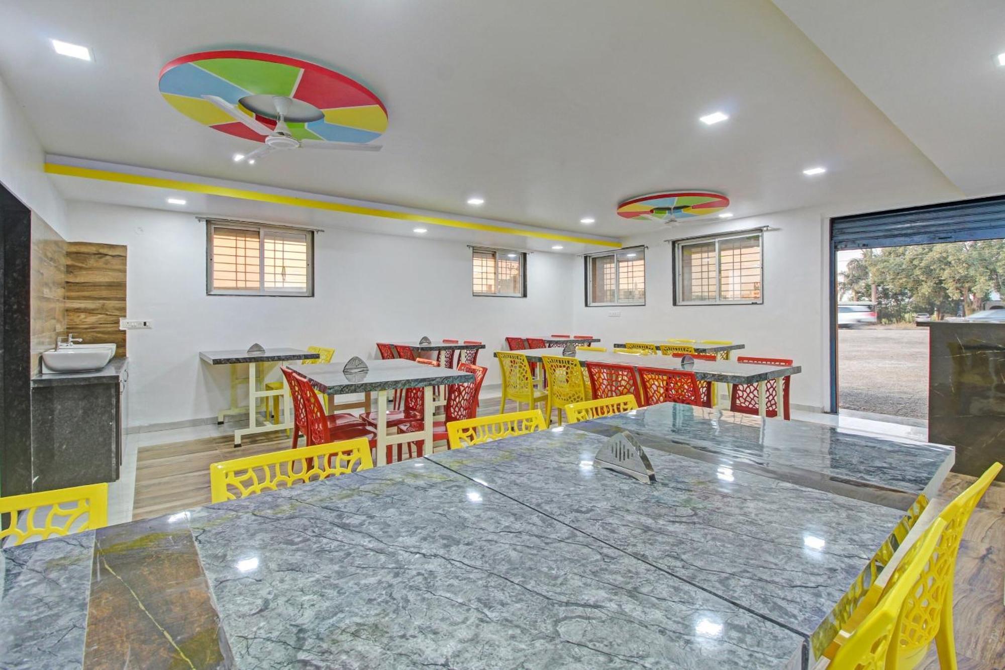 ホテル Collection O Sairaj Lodging & Boarding Shikrapur エクステリア 写真