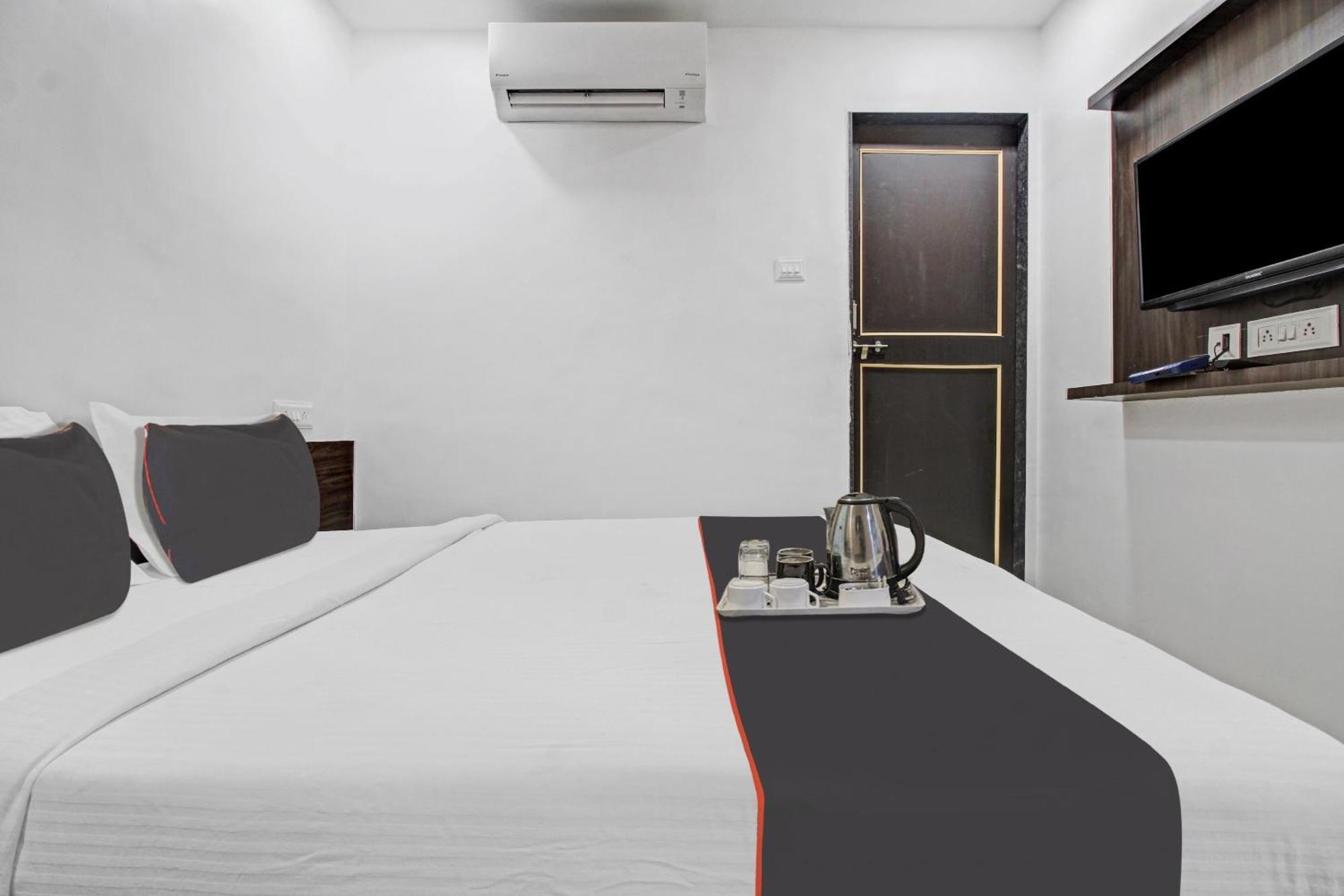 ホテル Collection O Sairaj Lodging & Boarding Shikrapur エクステリア 写真