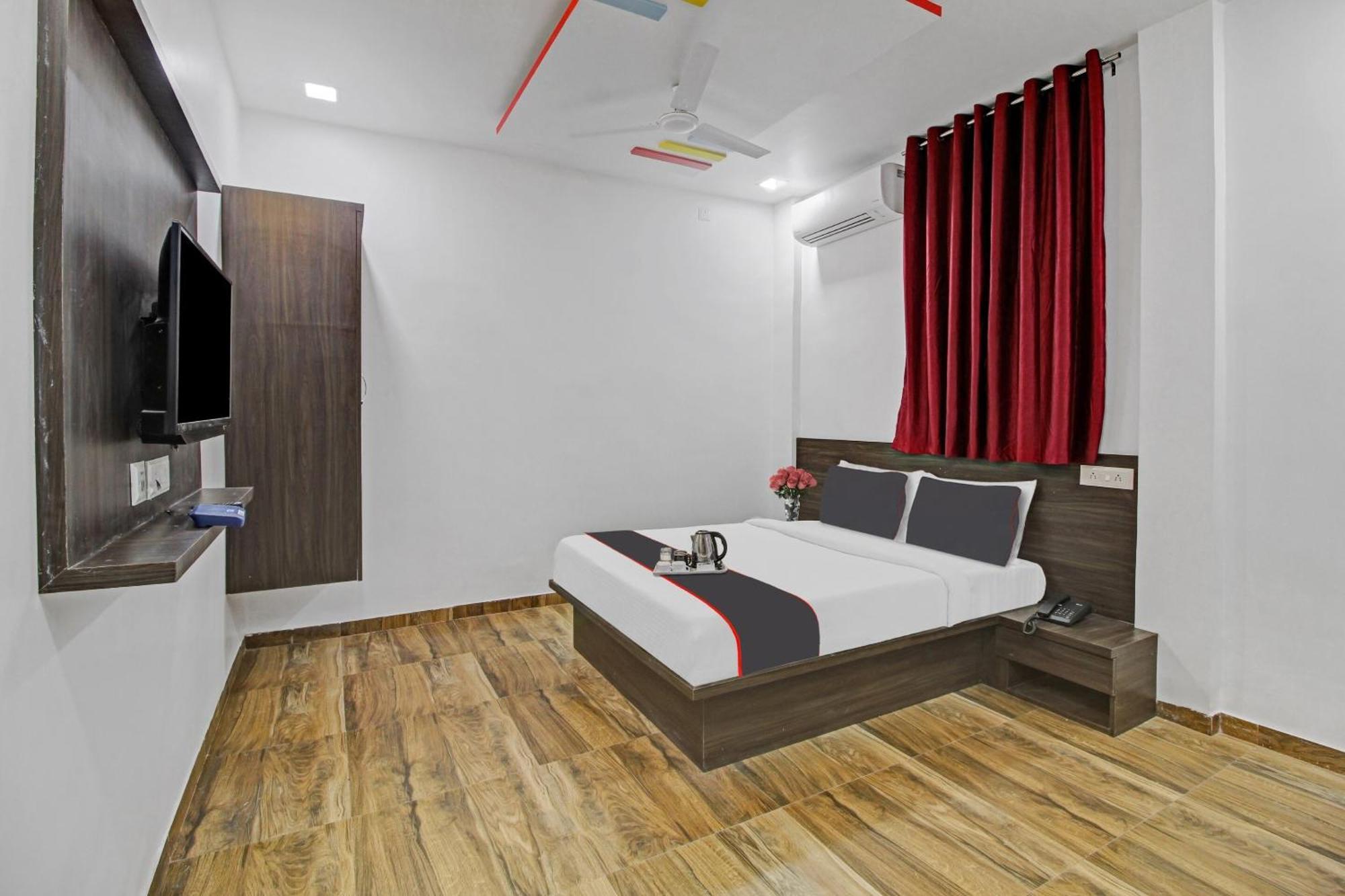 ホテル Collection O Sairaj Lodging & Boarding Shikrapur エクステリア 写真